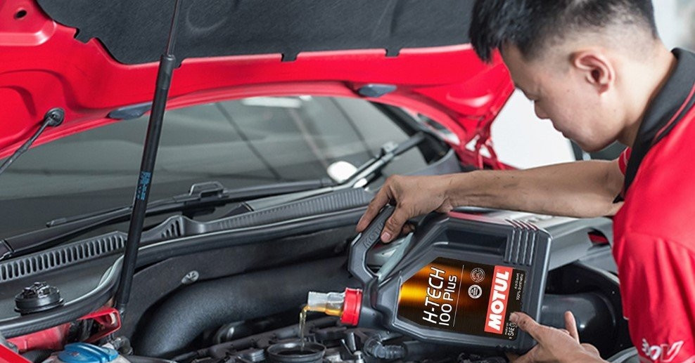 Thay dầu nhớt cho ô tô còn thừa, có tận dụng thay cho xe máy được không?