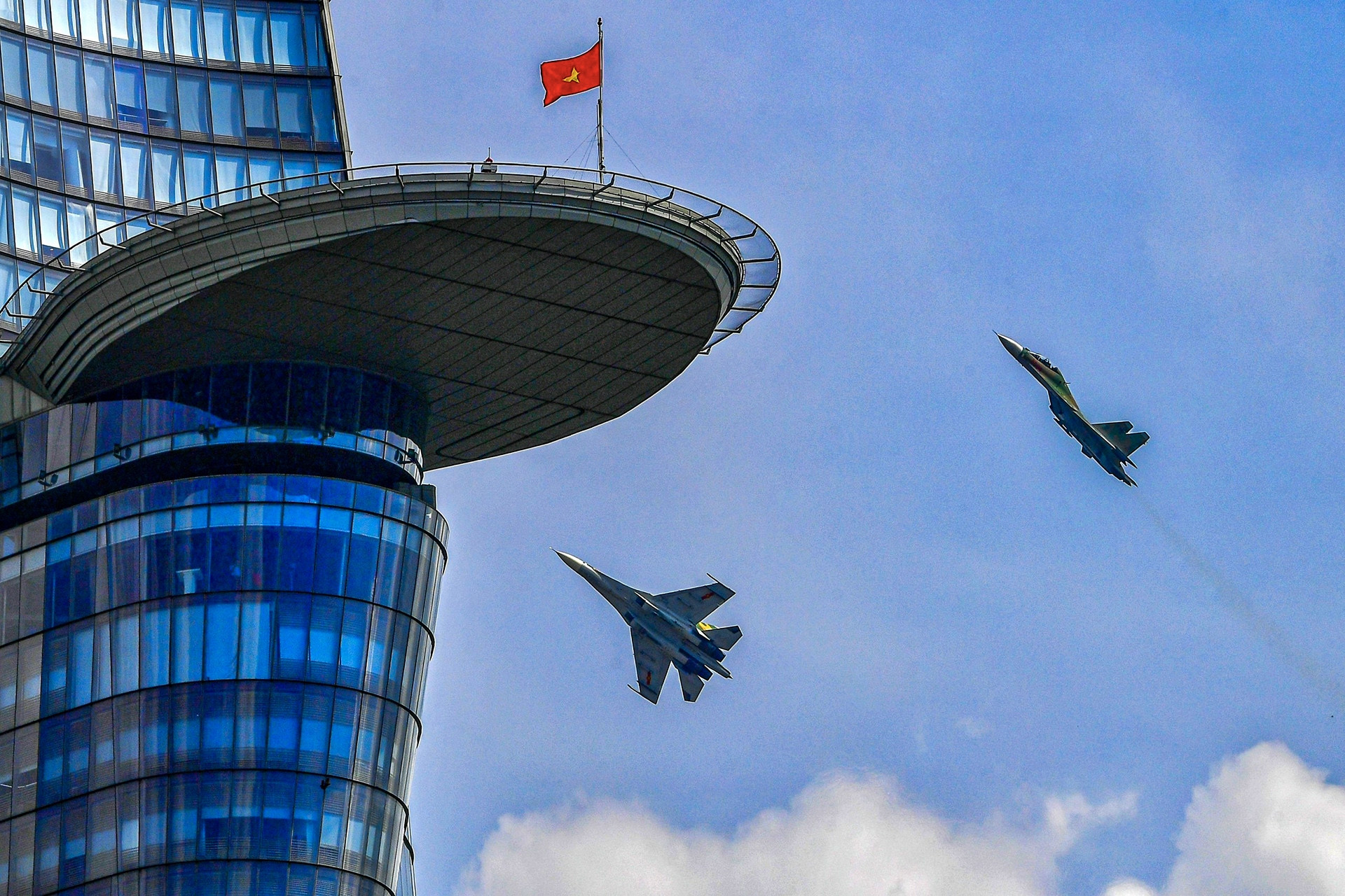 Xem trực thăng kéo cờ, tiêm kích xé gió trên bầu trời TPHCM