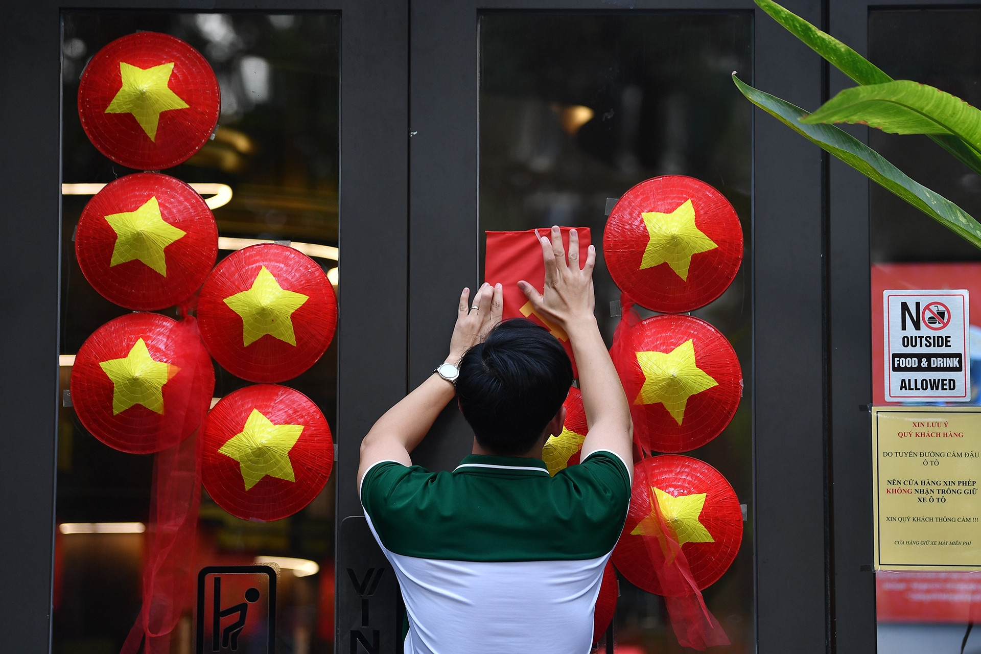 Hà Nội và TPHCM rực rỡ màu cờ mừng đại lễ 30/4