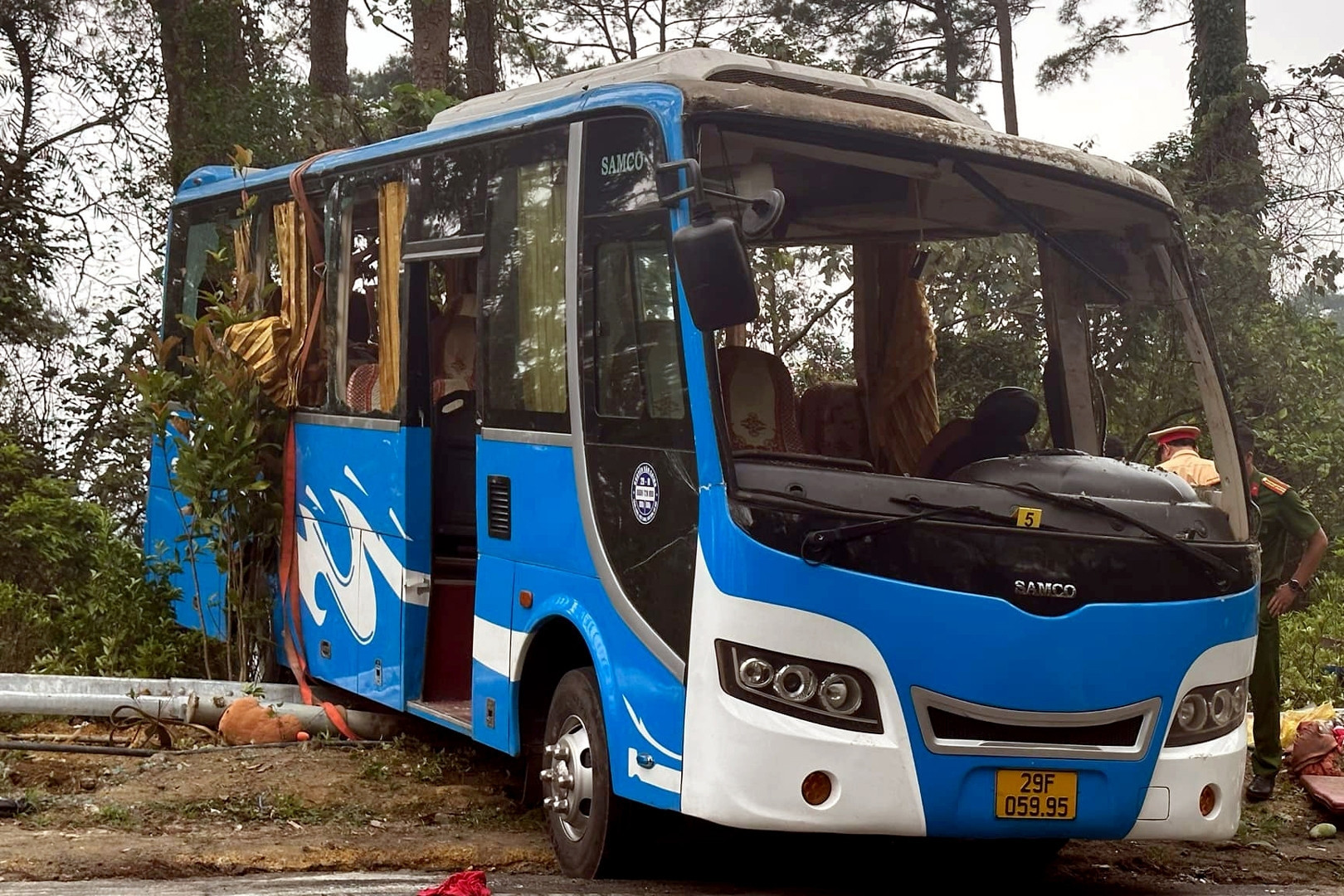 Bản tin trưa 26/4: Lật xe khách 35 chỗ ở Tam Đảo, 3 người tử vong, 14 bị thương