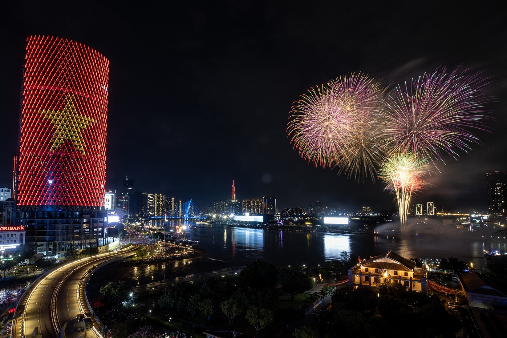 Pháo hoa chào 30/4 rực sáng bầu trời TPHCM