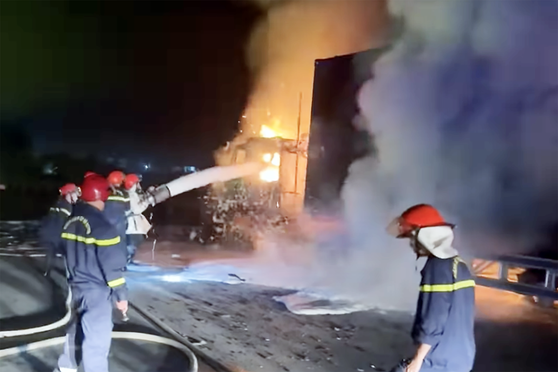 Bản tin cuối ngày 26/4: Xe đầu kéo cháy dữ dội, sáng rực một góc cao tốc