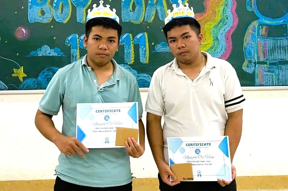 Anh em sinh đôi Hiền - Hậu cùng giành Huy chương Vàng Olympic Toán
