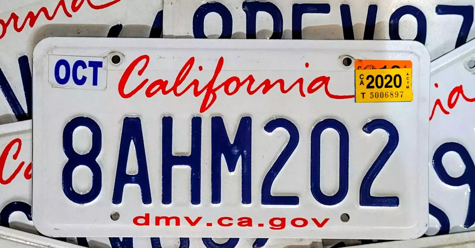 Bang California sắp cạn biển số xe vì người dân đổ xô mua ô tô chạy thuế