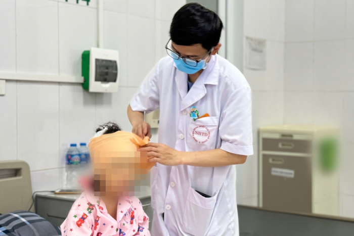 Bé gái 5 tuổi ở Hà Nội bị chó 20kg tấn công, vùng đầu mặt có hơn 10 vết thương