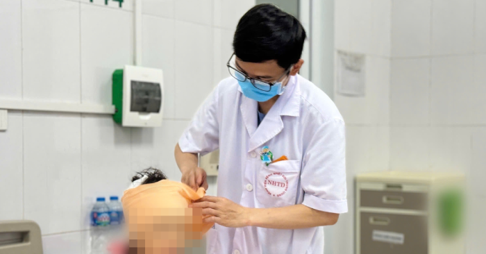 Bé gái 5 tuổi ở Hà Nội bị chó 20kg tấn công, vùng đầu mặt có hơn 10 vết thương