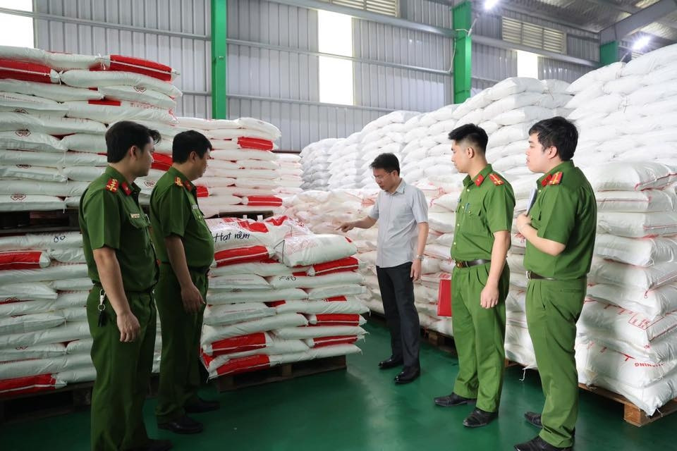 Bên trong xưởng sản xuất 71 nghìn lít dầu ăn, 40 tấn mì chính giả