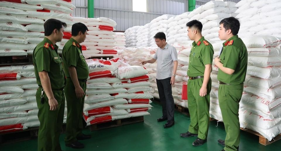 Bên trong xưởng sản xuất 71 nghìn lít dầu ăn, 40 tấn mì chính giả