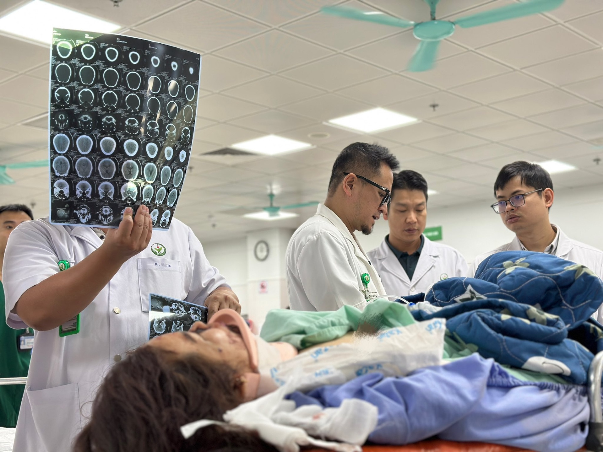 Mổ cấp cứu 3 nạn nhân chấn thương nặng vụ lật xe khách ở Tam Đảo