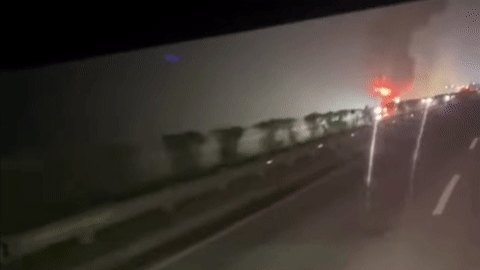 Xe đầu kéo cháy dữ dội, sáng rực một góc cao tốc Nội Bài - Lào Cai
