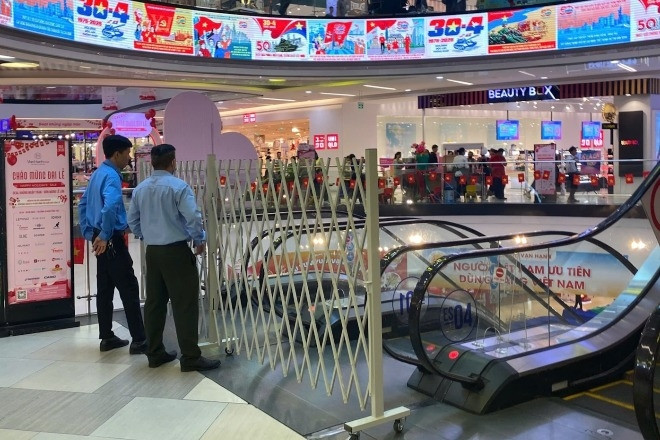 Cận cảnh hiện trường vụ nghi nhảy lầu lần 3 ở Vạn Hạnh Mall