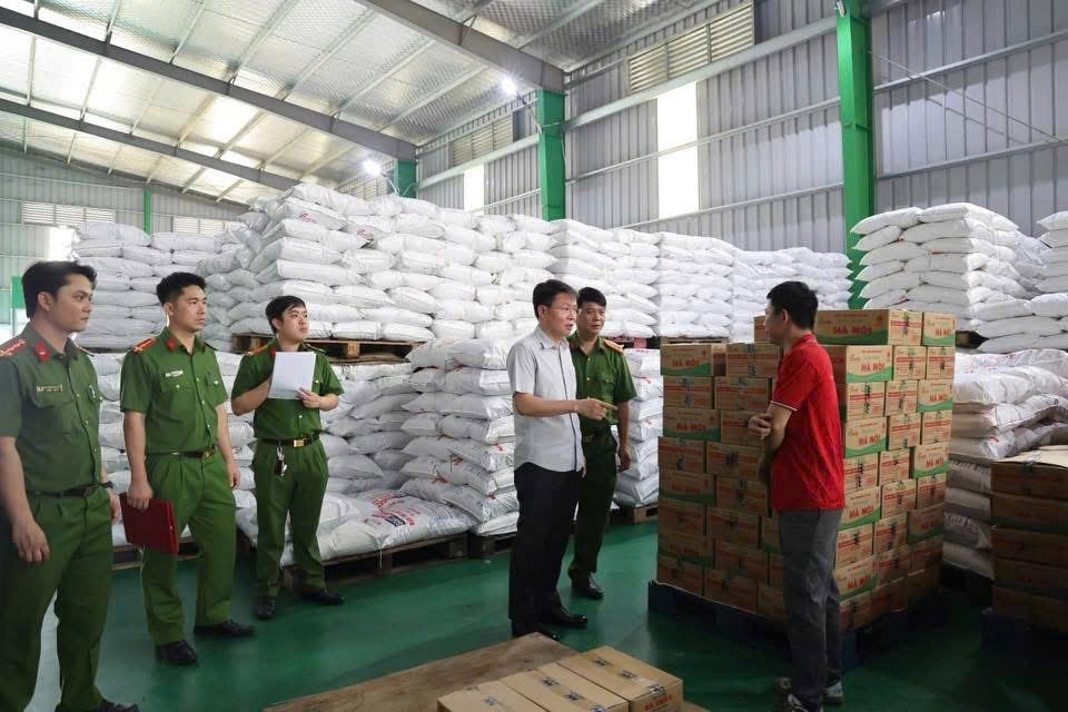 Cảnh sát đột kích xưởng làm giả 71 nghìn lít dầu ăn, 40 tấn mì chính