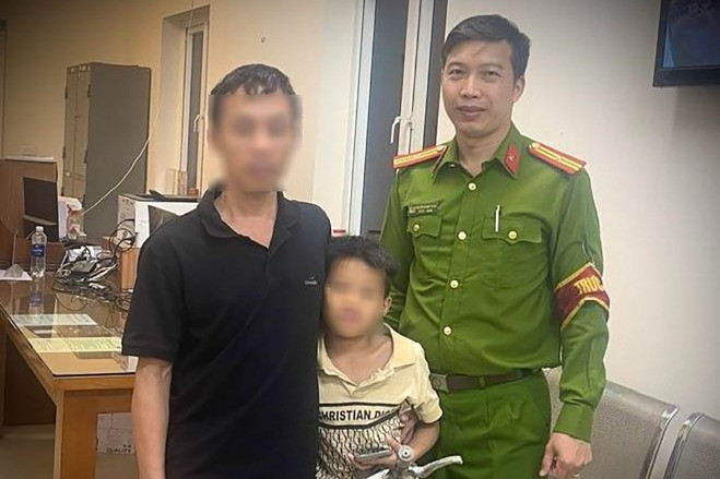 Cậu bé lớp 3 đi lạc ở Hà Nội do muốn đạp xe vào TPHCM xem diễu binh, diễu hành