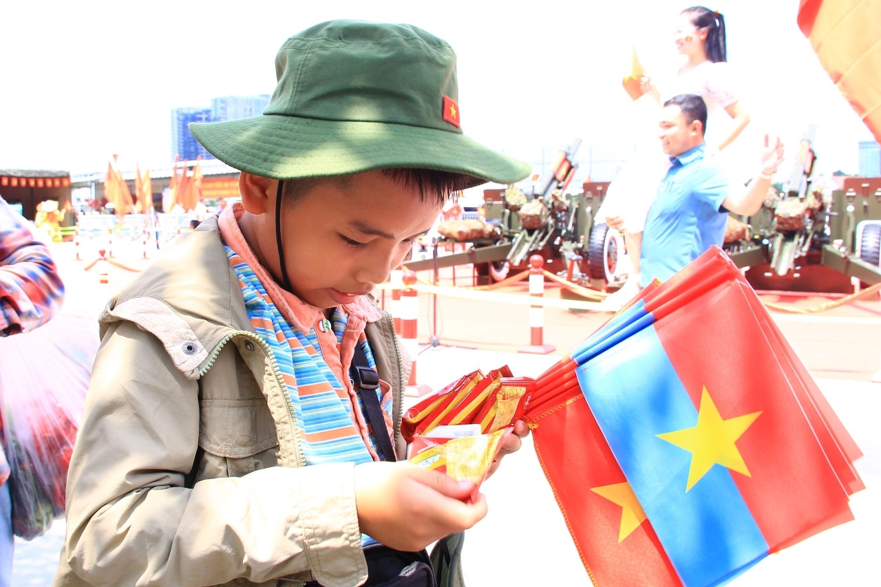 Cậu bé nghèo xin mẹ đến bến Bạch Đằng vừa bán hàng vừa thỏa ước mơ