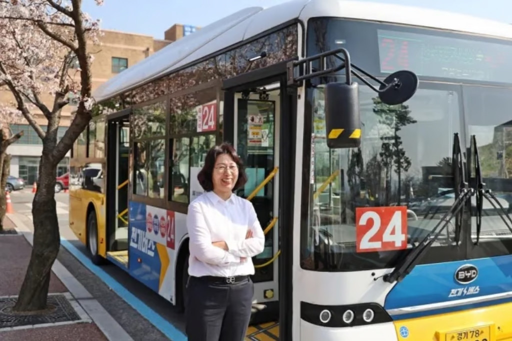 Hành động nhanh trí và hào hiệp của nữ tài xế xe bus cứu mạng hành khách