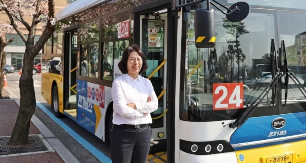 Hành động nhanh trí và hào hiệp của nữ tài xế xe bus cứu mạng hành khách