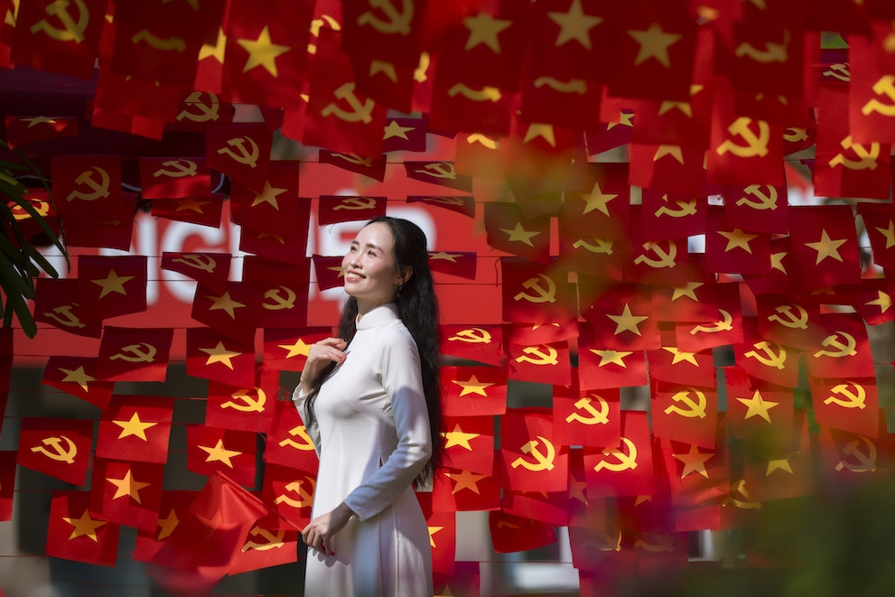 Huế ngập tràn sắc đỏ thể hiện niềm tự hào, tình yêu tổ quốc của các thế hệ