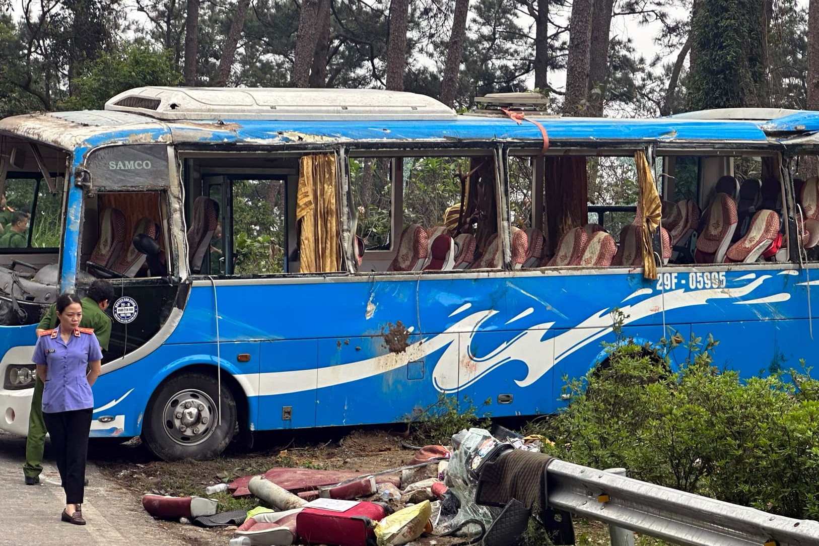 Lật xe khách 35 chỗ ở Tam Đảo, 3 người tử vong, 14 người nhập viện cấp cứu