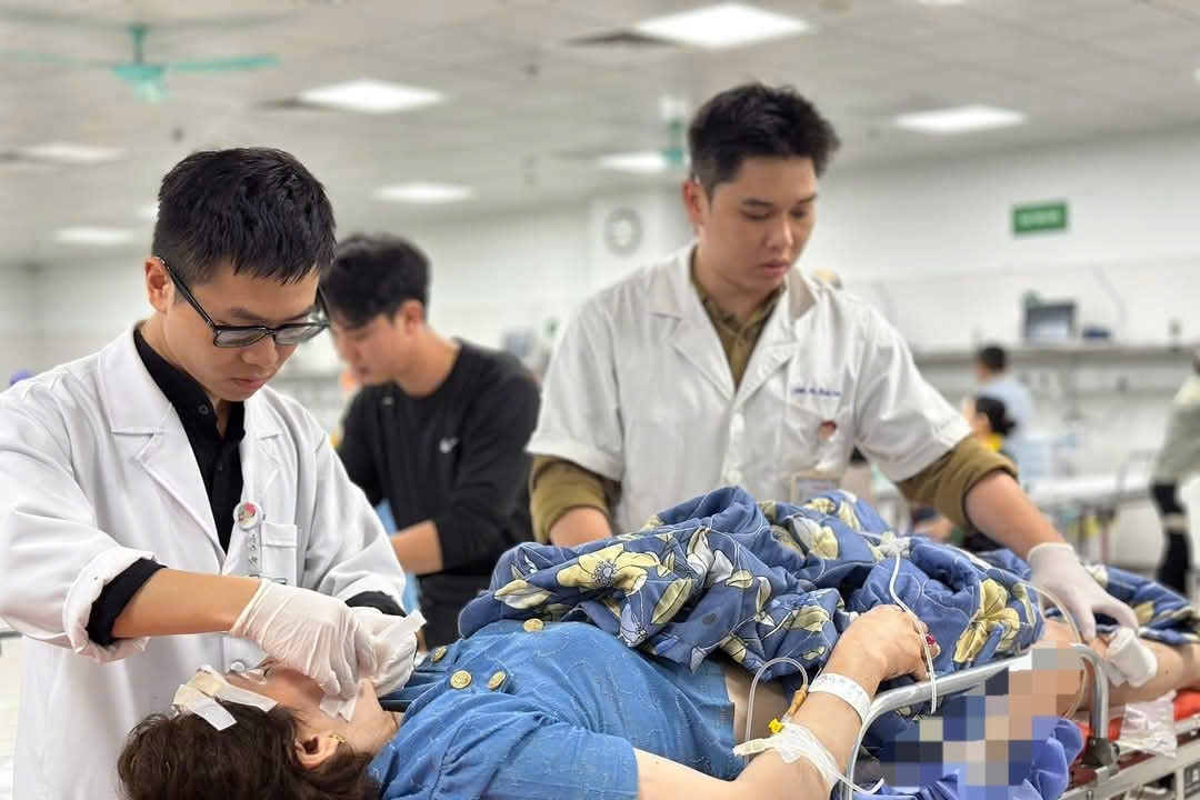 Mổ cấp cứu 3 nạn nhân chấn thương nặng vụ lật xe khách ở Tam Đảo