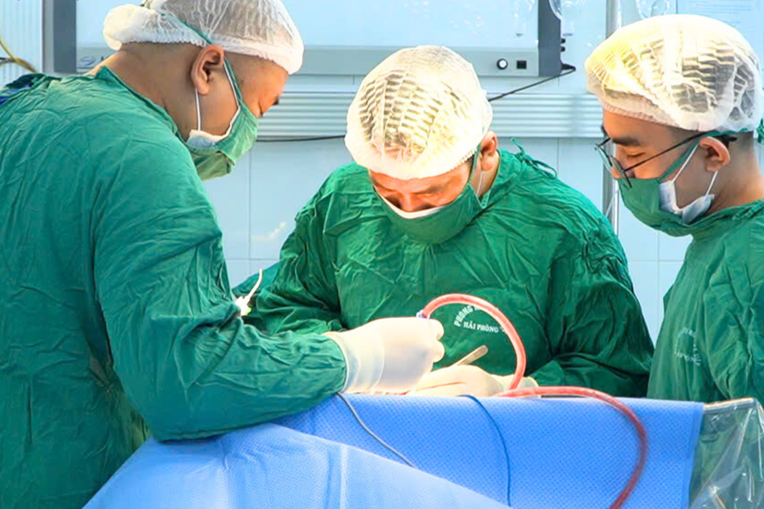 Mổ cấp cứu nam bệnh nhân bị đinh đâm xuyên hộp sọ ở Hải Phòng