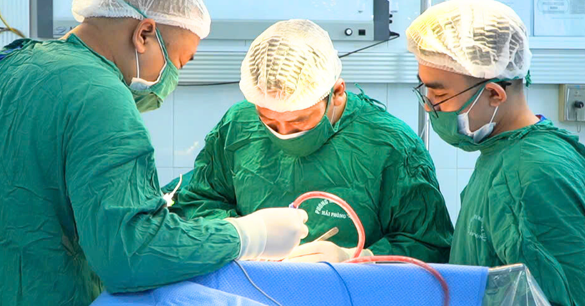 Mổ cấp cứu nam bệnh nhân bị đinh đâm xuyên hộp sọ ở Hải Phòng