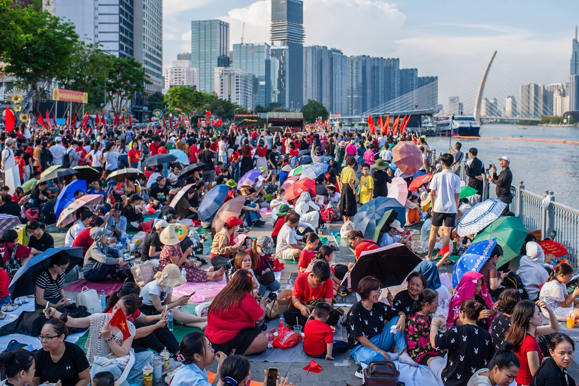 Người dân đổ về trung tâm TPHCM chờ xem pháo hoa trước 5 tiếng