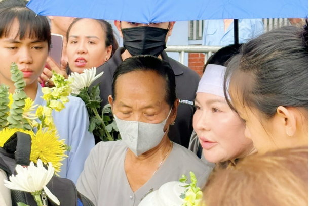 Người thân nghẹn ngào trong lễ thủy táng của Quý Bình