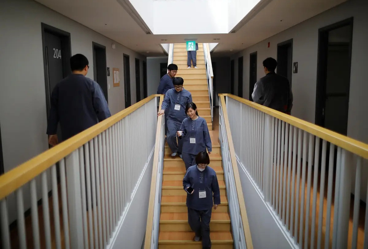 Người trẻ chi tiền triệu để trải nghiệm cảm giác &apos;ở tù&apos;