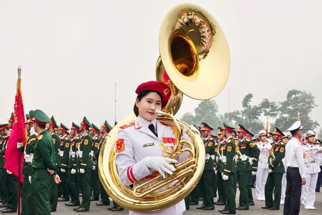 Nữ chiến sĩ 'khối hoa hậu' vác kèn nặng 19kg tập diễu binh thu hút sự chú ý