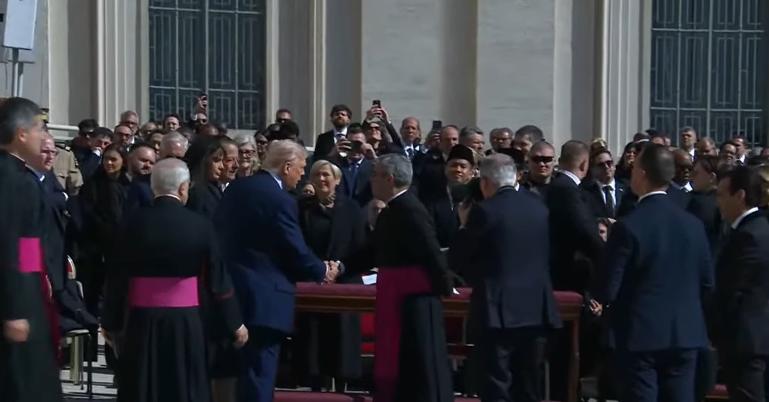 Ông Trump gặp riêng Tổng thống Ukraine trước lễ tang Giáo hoàng Francis