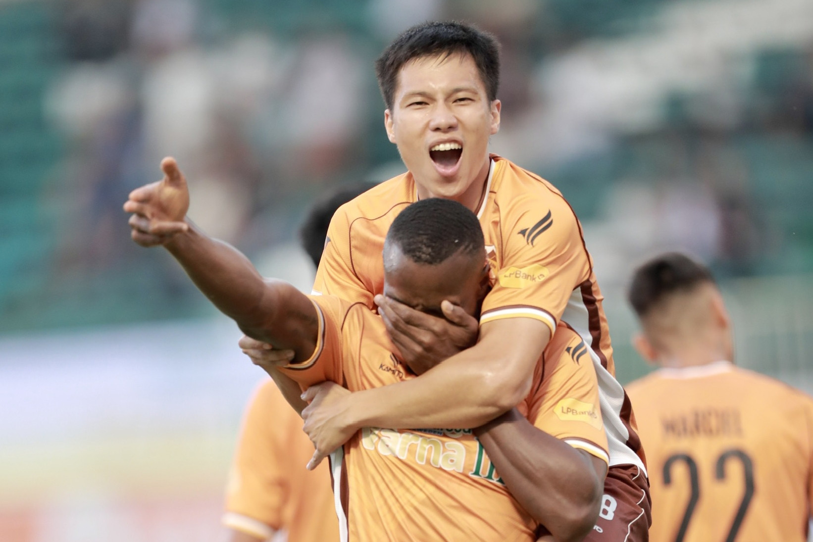 Ông Vũ Tiến Thành lĩnh án kỷ luật, HAGL dễ trụ hạng?