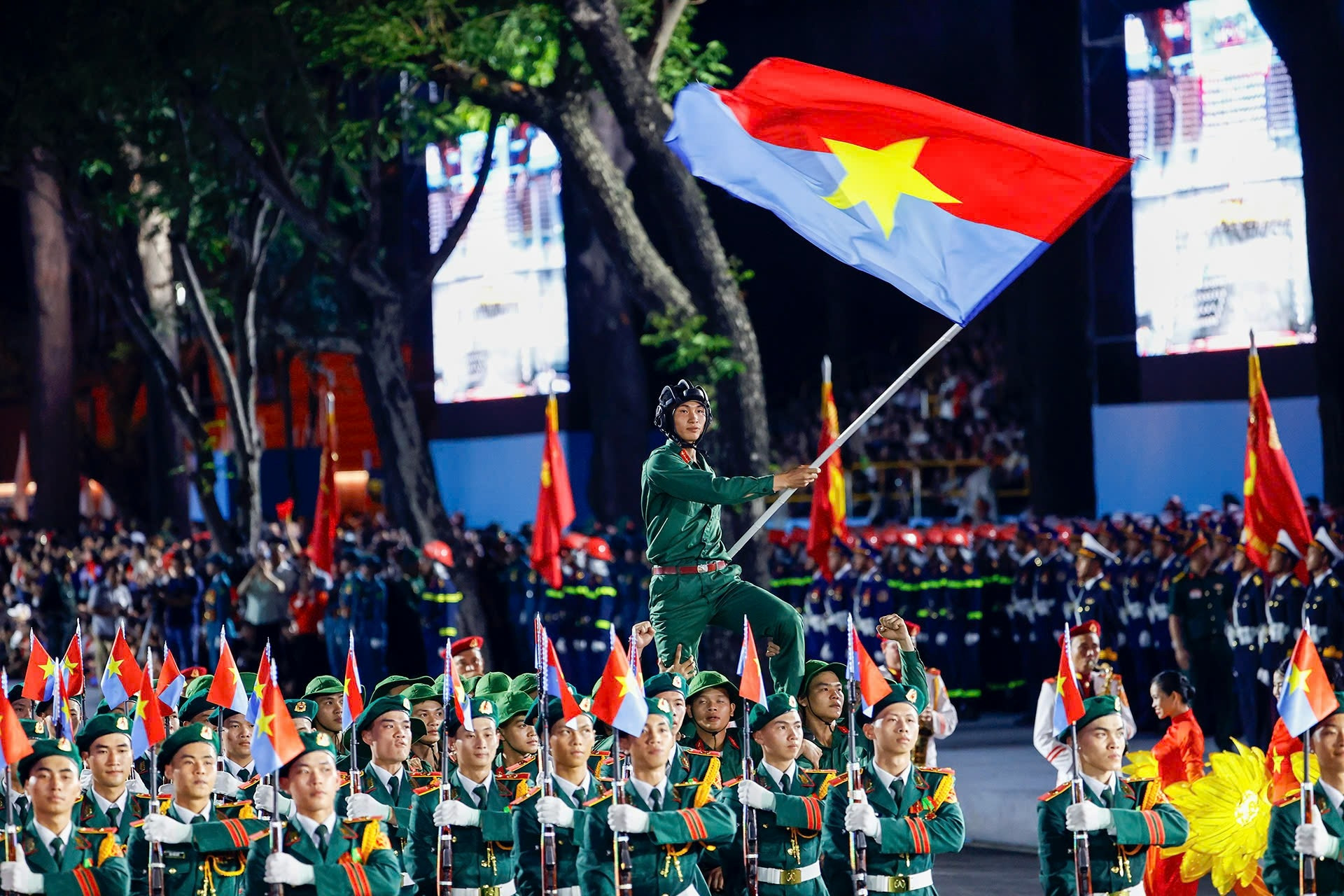 Quân đội Việt Nam, Lào, Campuchia, Trung Quốc tập diễu binh trên đường phố TPHCM