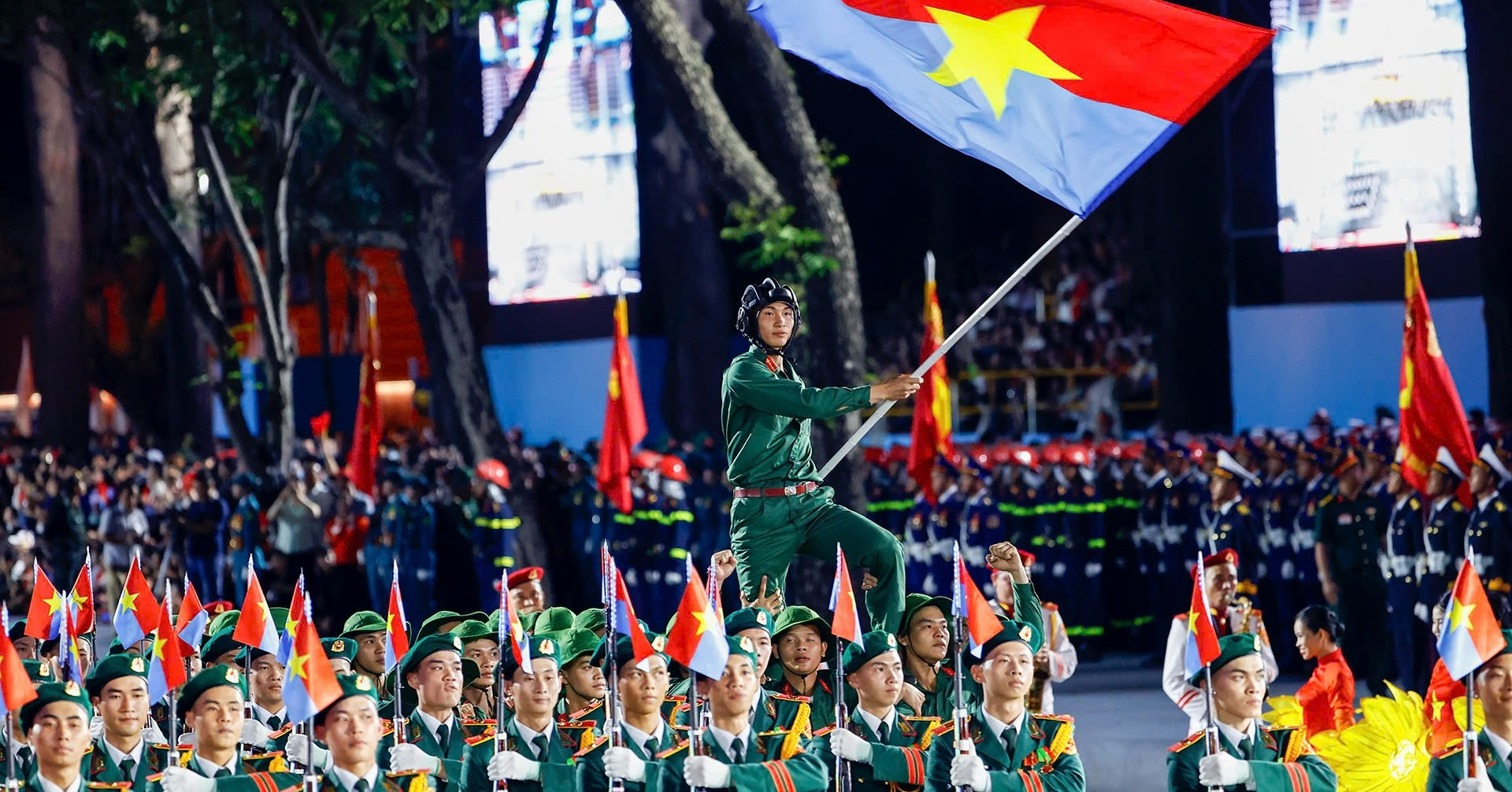 Quân đội Việt Nam, Lào, Campuchia, Trung Quốc tập diễu binh trên đường phố TPHCM