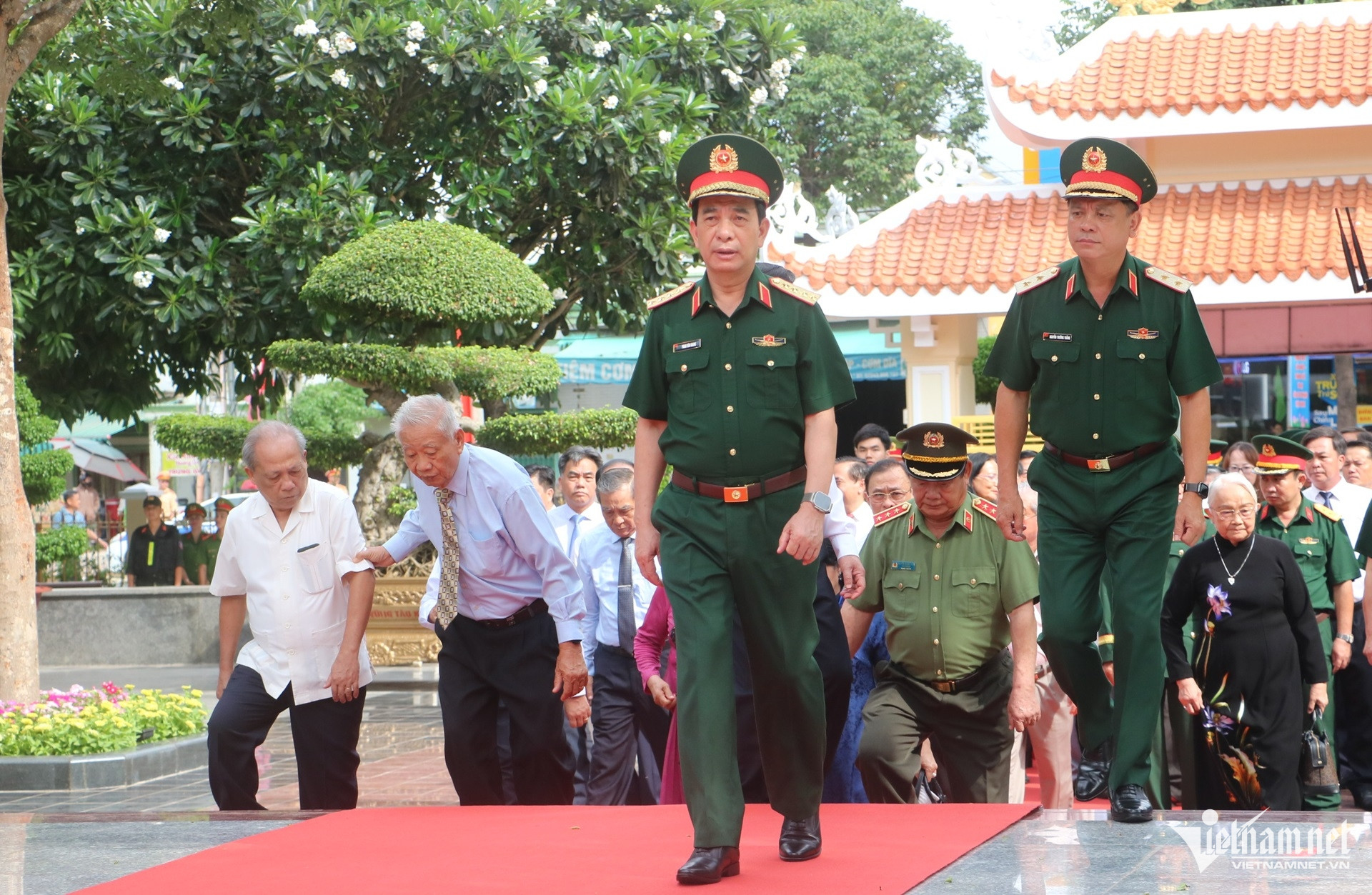 W-Đại tướng Phan Văn Giang dự khánh thành tượng đài, nhà lưu niệm anh hùng liệt sĩ Võ Thị Sáu....JPG.jpg