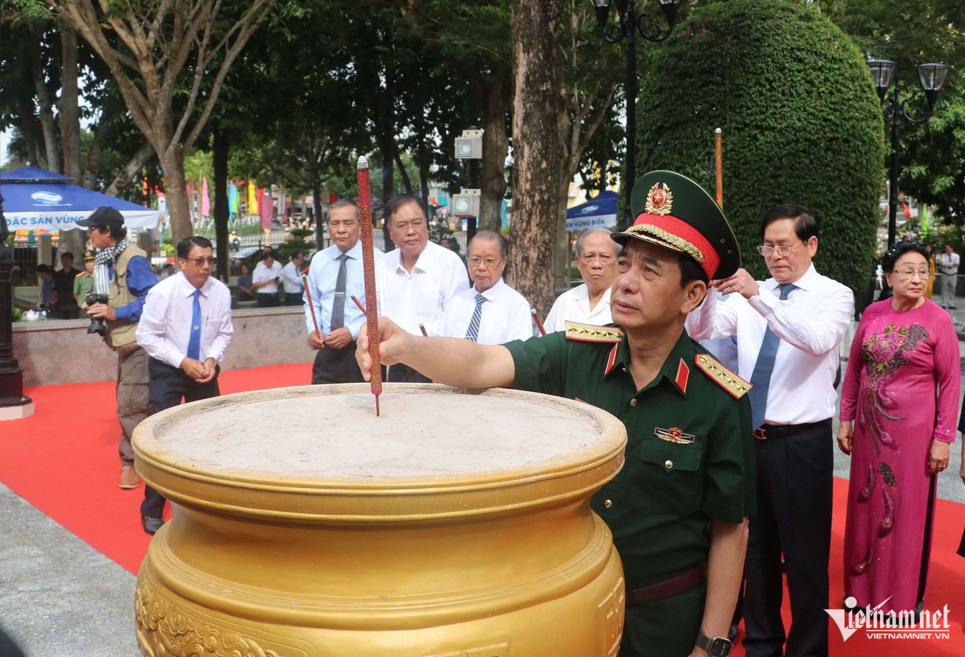 W-Đại tướng Phan Văn Giang dự khánh thành tượng đài, nhà lưu niệm anh hùng liệt sĩ Võ Thị Sáu.JPG.jpg