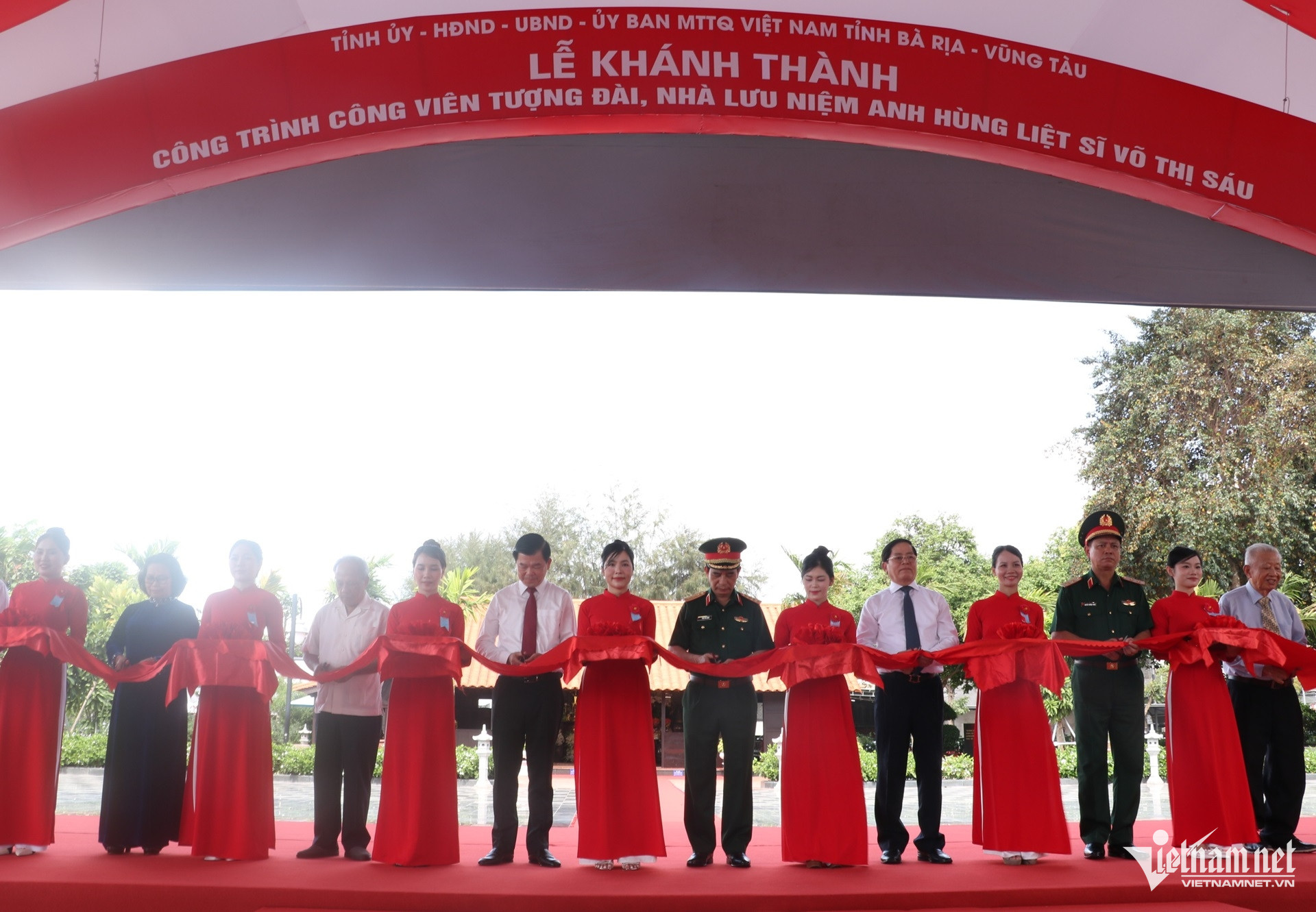 W-Đại tướng Phan Văn Giang dự khánh thành tượng đài, nhà lưu niệm anh hùng liệt sĩ Võ Thị Sáu.....JPG.jpg