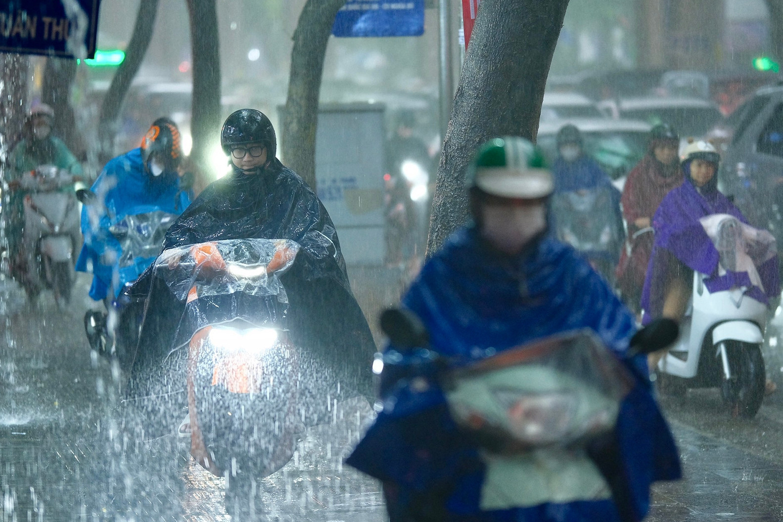 Dự báo thời tiết 28/4/2025: Miền Bắc mưa to do không khí lạnh, Nam Bộ nắng nóng