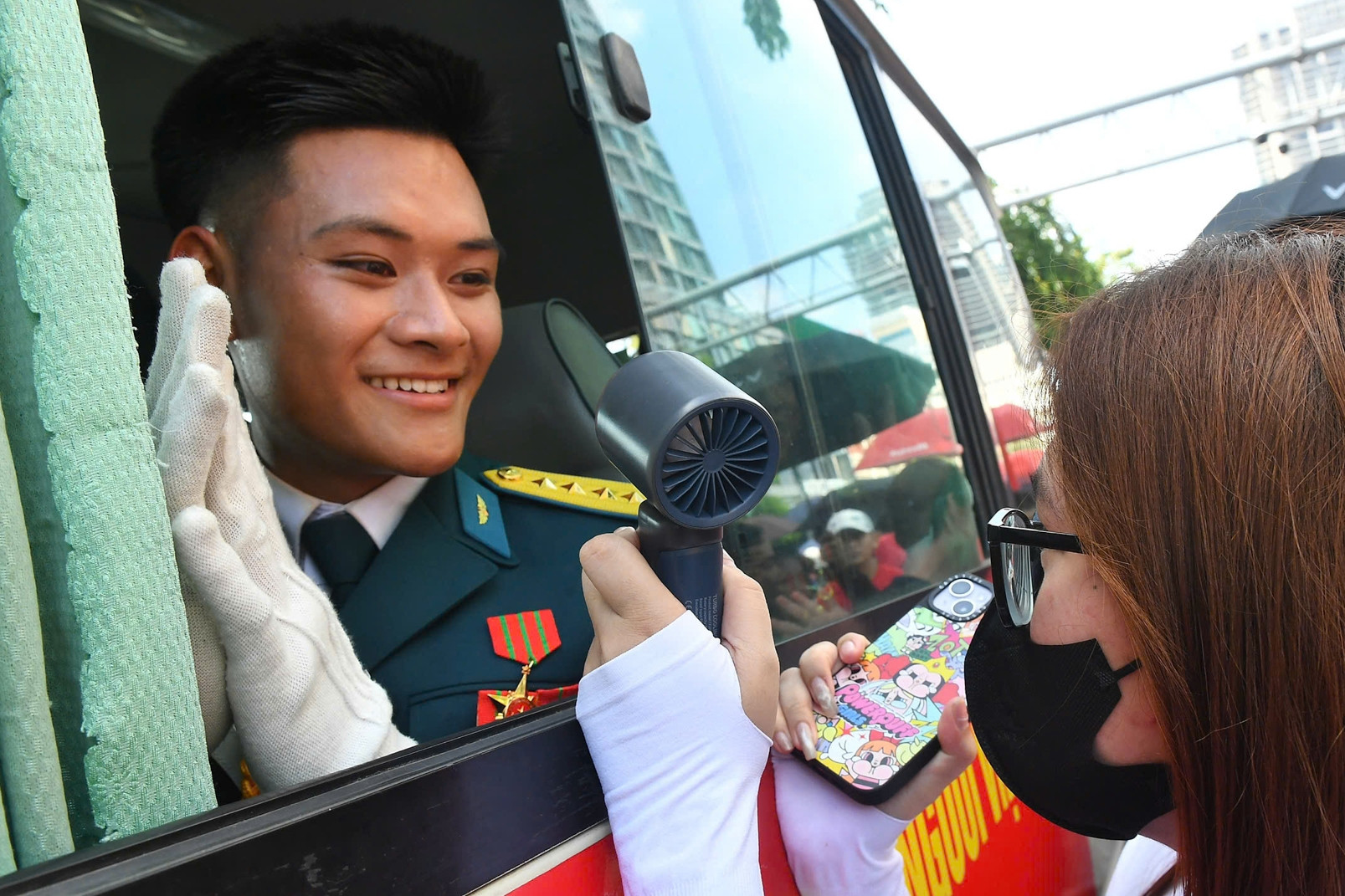 Những món quà vô giá gửi tặng các chiến sĩ diễu binh lễ 30/4