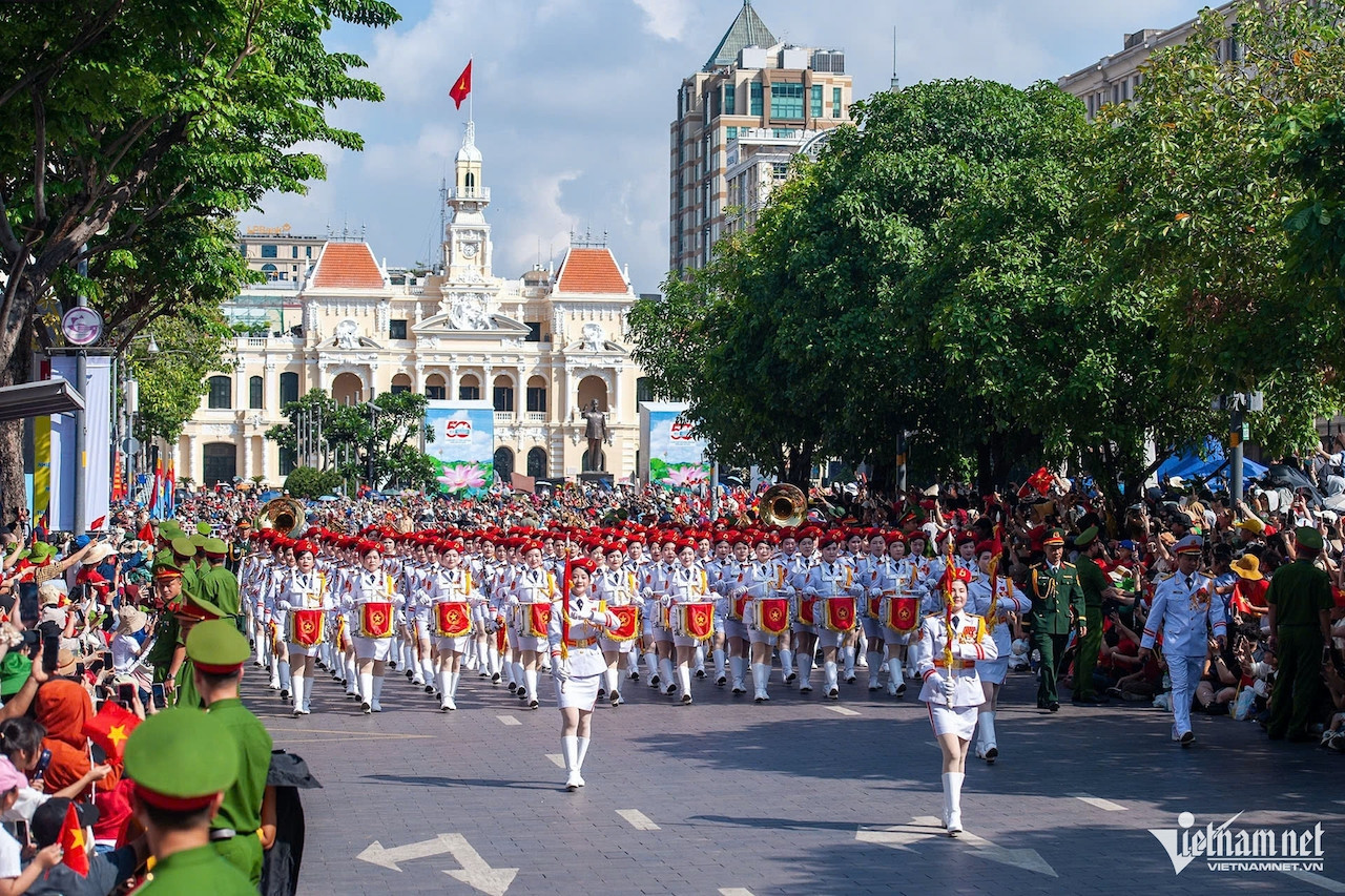 Diễu binh, diễu hành kỷ niệm 30/4 khác duyệt binh như thế nào?
