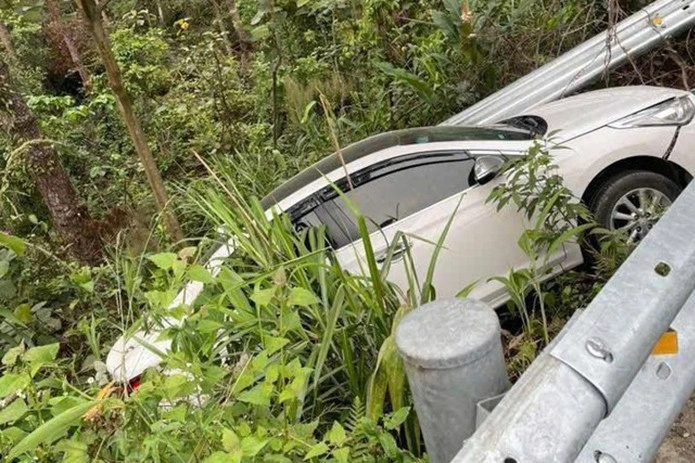 Bản tin trưa 27/4: Thêm vụ tai nạn ở Tam Đảo, tài xế cài nhầm số húc bay hộ lan