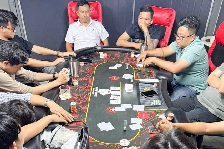 Bắt quả tang 13 con bạc say sưa sát phạt qua ván bài Poker ở Cần Thơ