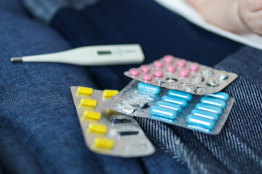 Cách hạ sốt phổ biến khiến bé trai bất động, phải đi cấp cứu