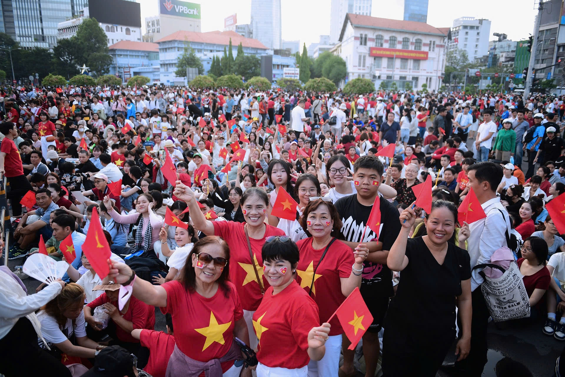 Cờ đỏ sao vàng phủ kín, người dân 'mở hội' trên đường phố TPHCM