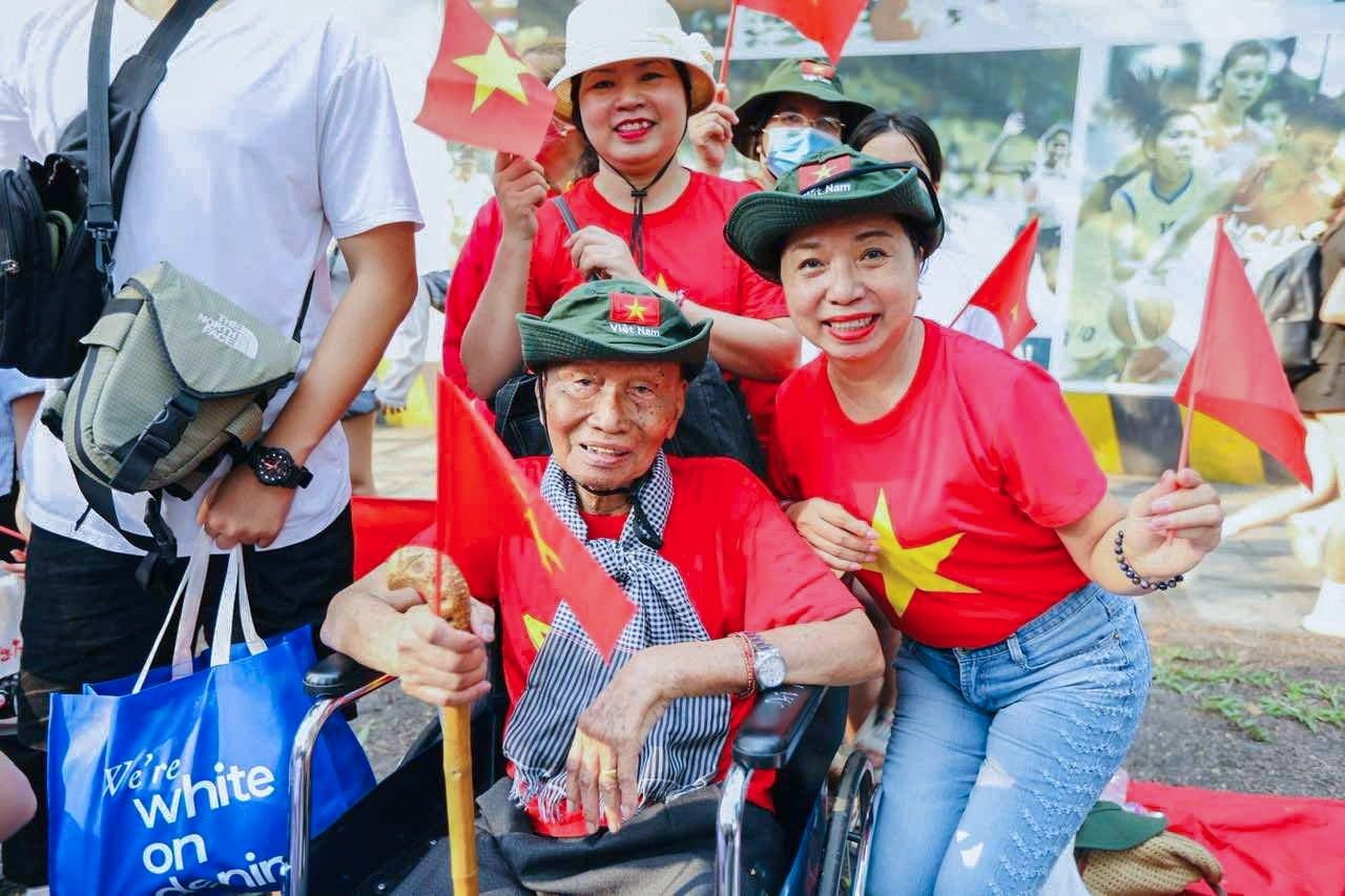 Cựu chiến binh 93 tuổi ngồi xe lăn về TPHCM xem diễu binh, diễu hành