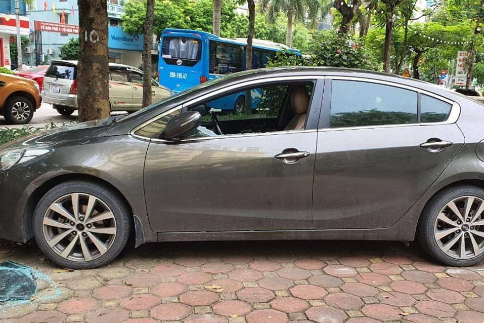 Đập vỡ kính 20 ô tô để trộm cắp tài sản ở Hà Nội