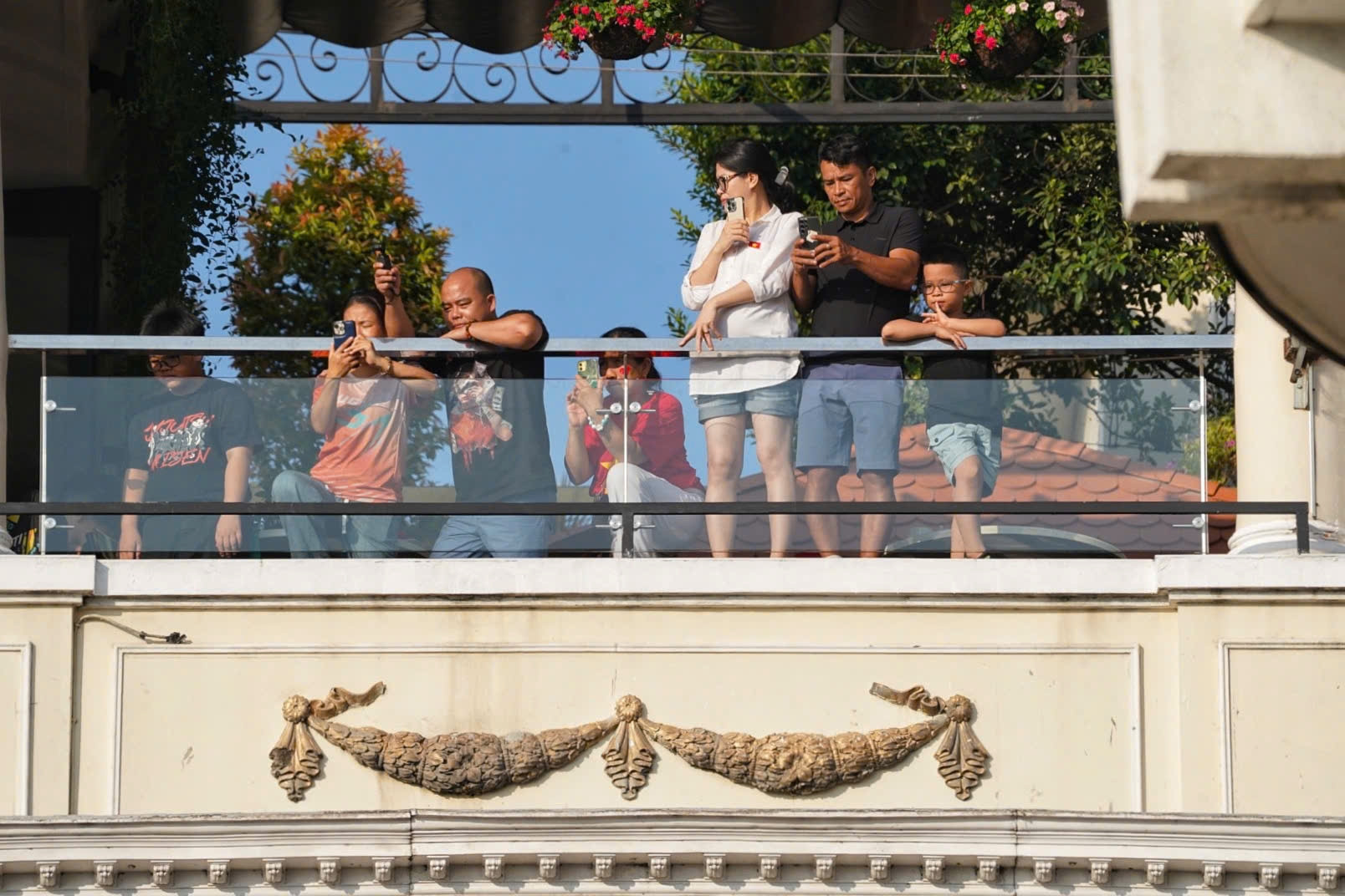 Góc xem diễu binh mãn nhãn của khách chi 13 triệu đồng ở 1 đêm khách sạn