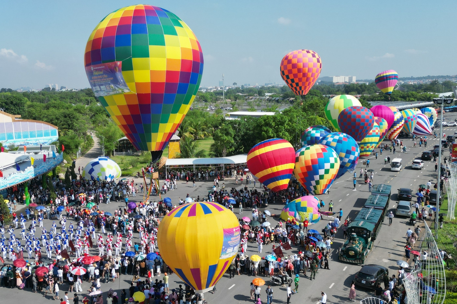 Hàng nghìn người chen chân tại khai mạc Festival Khinh khí cầu ở Đồng Nai