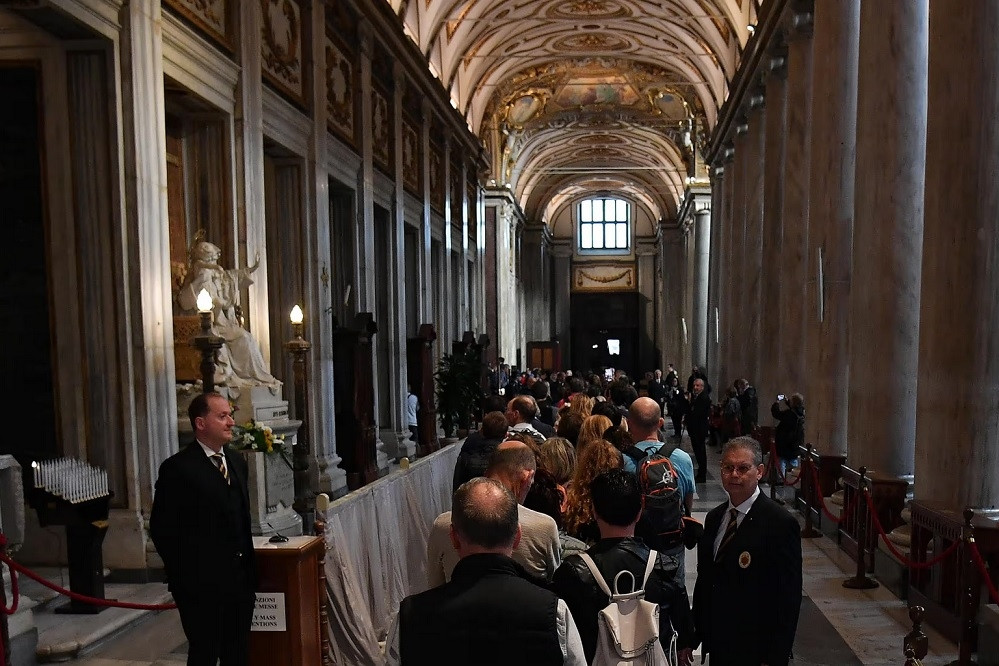 Hàng nghìn người viếng thăm nơi yên nghỉ của Giáo hoàng Francis