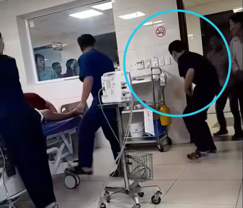 Bác sĩ cấp cứu thành công dù bị người nhà bệnh nhân gào chửi, đấm đạp