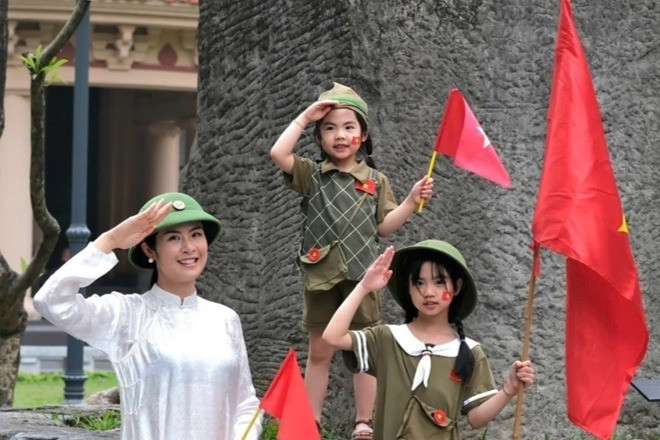 Hình ảnh đẹp của hoa hậu Ngọc Hân, Hoà Minzy gây sốt với chia sẻ 'không xả rác'